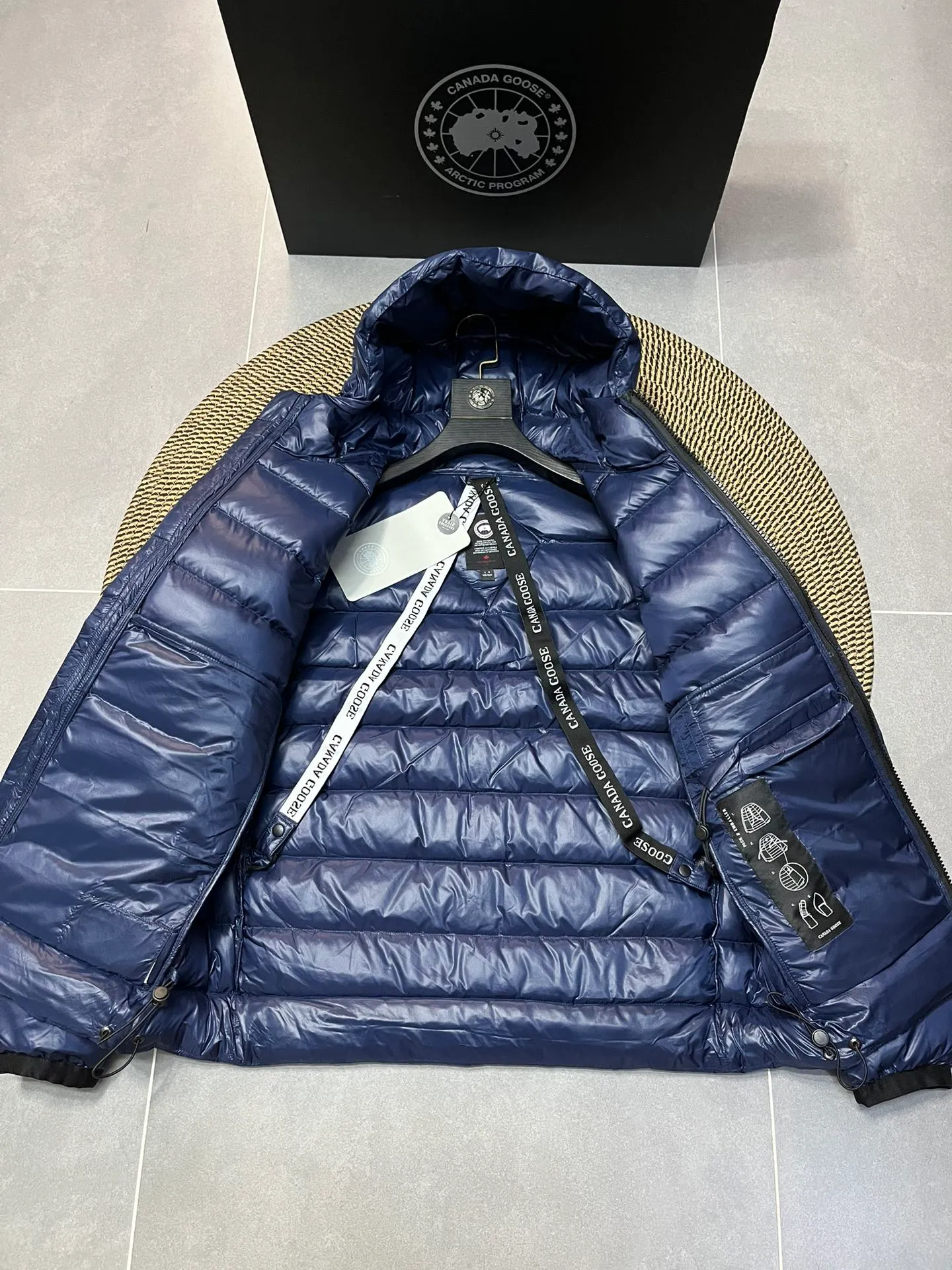 P860 Top 🔥purchase version 𝘾𝘼𝙉𝘼𝘿𝘼 𝙂𝙊𝙊𝙎𝙀/Canada Goose 2227 thin and light model. It’s super lightweight and doesn’t feel any weight on your upper body at all! Show more temperament‼  Canada Goose, a Canadian brand, has always been recognized as the warmest down jacket. Various Instagram celebrities, Internet celebrities, and celebrities often wear it for street photos. I make Canada Goose every year, but I still can’t get rid of my love for the goose. No matter how cold the winter is, there is no need to be afraid. Canada Goose is the legendary warmest down jacket and is known as a must-have for Arctic outdoor sports! The most popular down jacket in the world, celebrities are rushing to buy it, it is a must-have! Size: S-2XL Color: silver gray (red label) silver gray (black label), black (red label), black (black label), dark blue